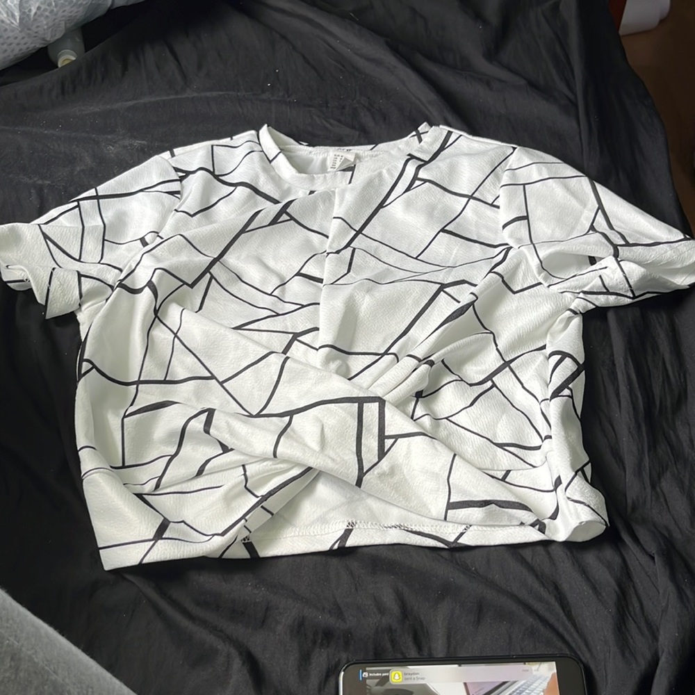 crop top black and white designed shirt